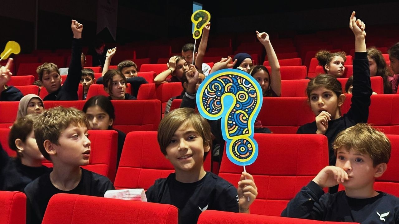 Öğrencilerimiz İngilizce Sorularla Sahneyi Aydınlattı