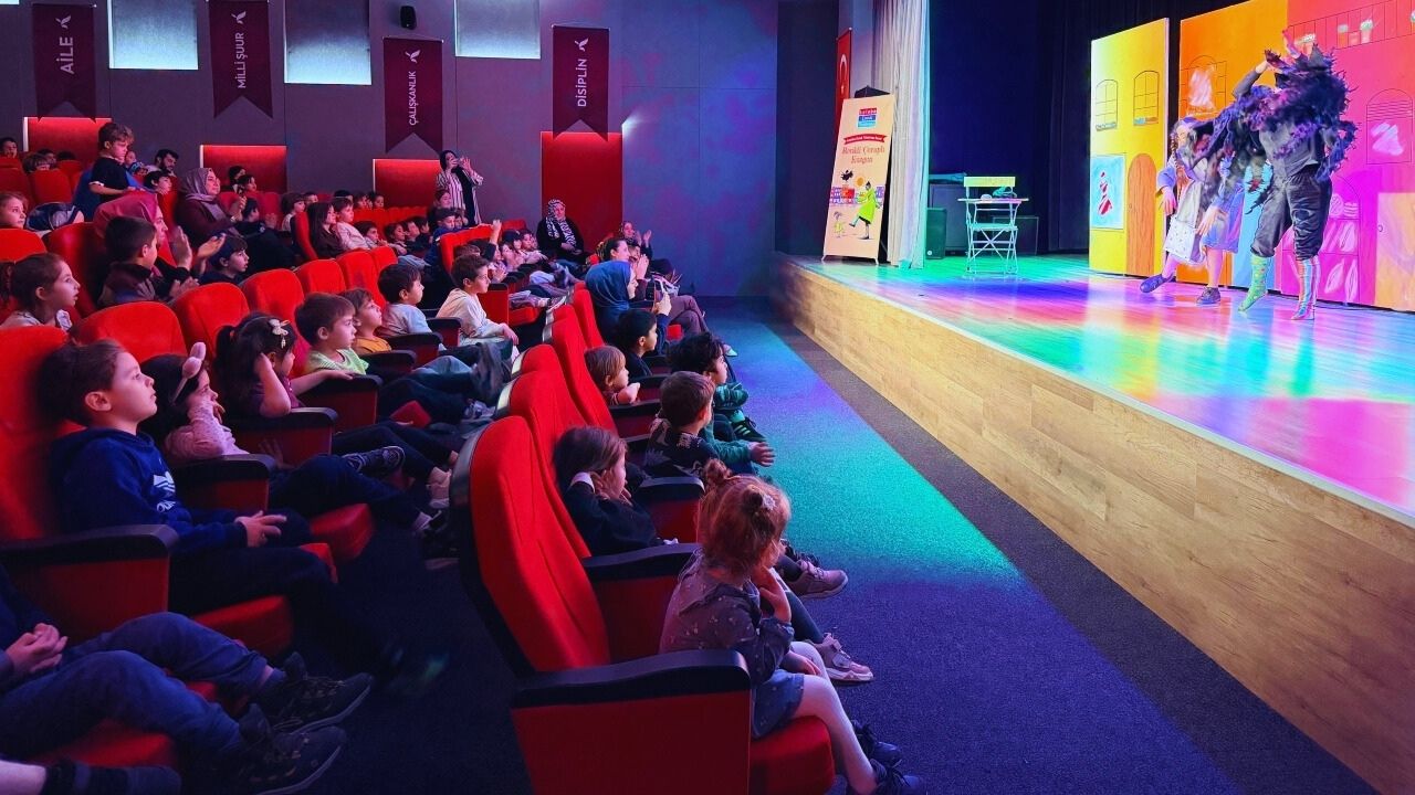 Renkli Çoraplı Kuzgun Sahnede