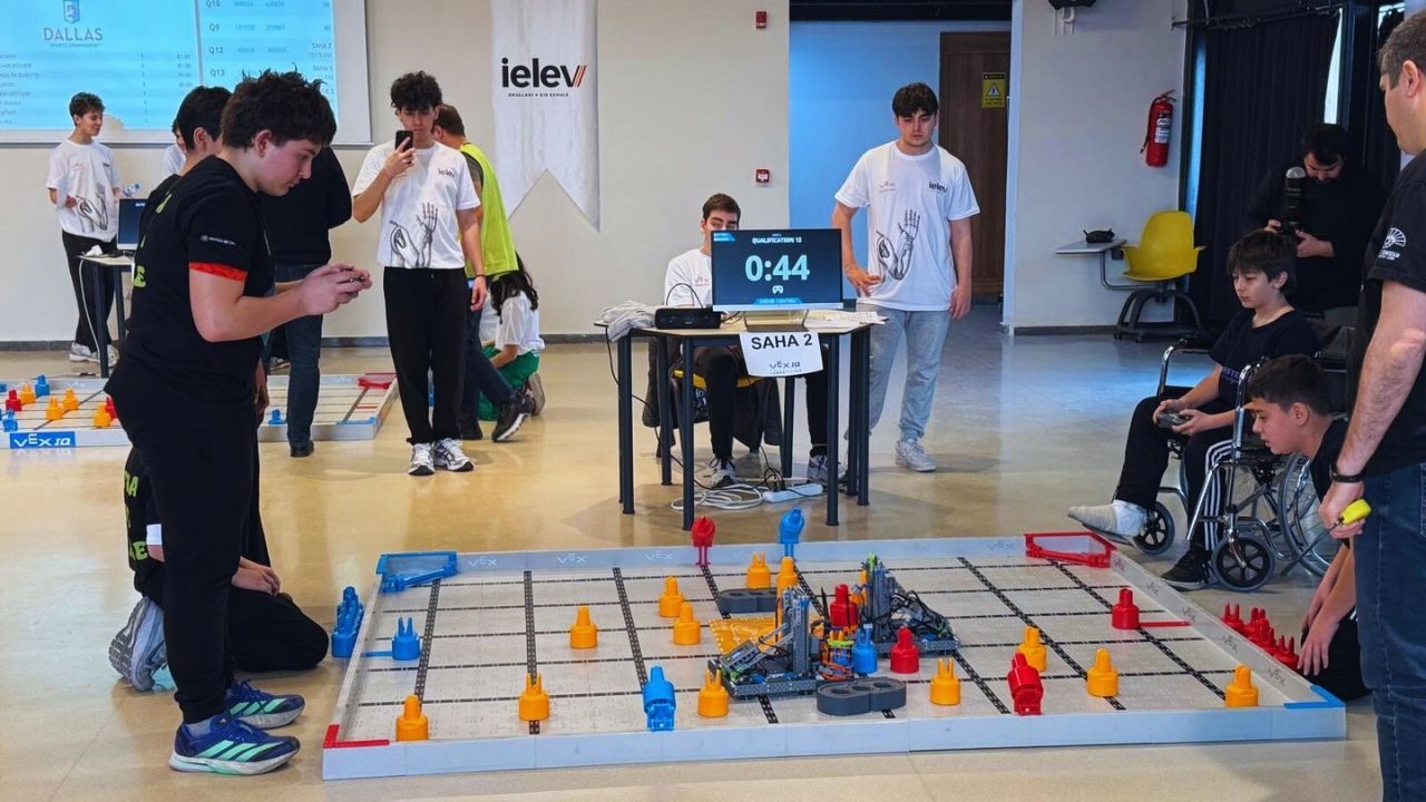 VEX Robotics Turnuvasında Büyük Başarı