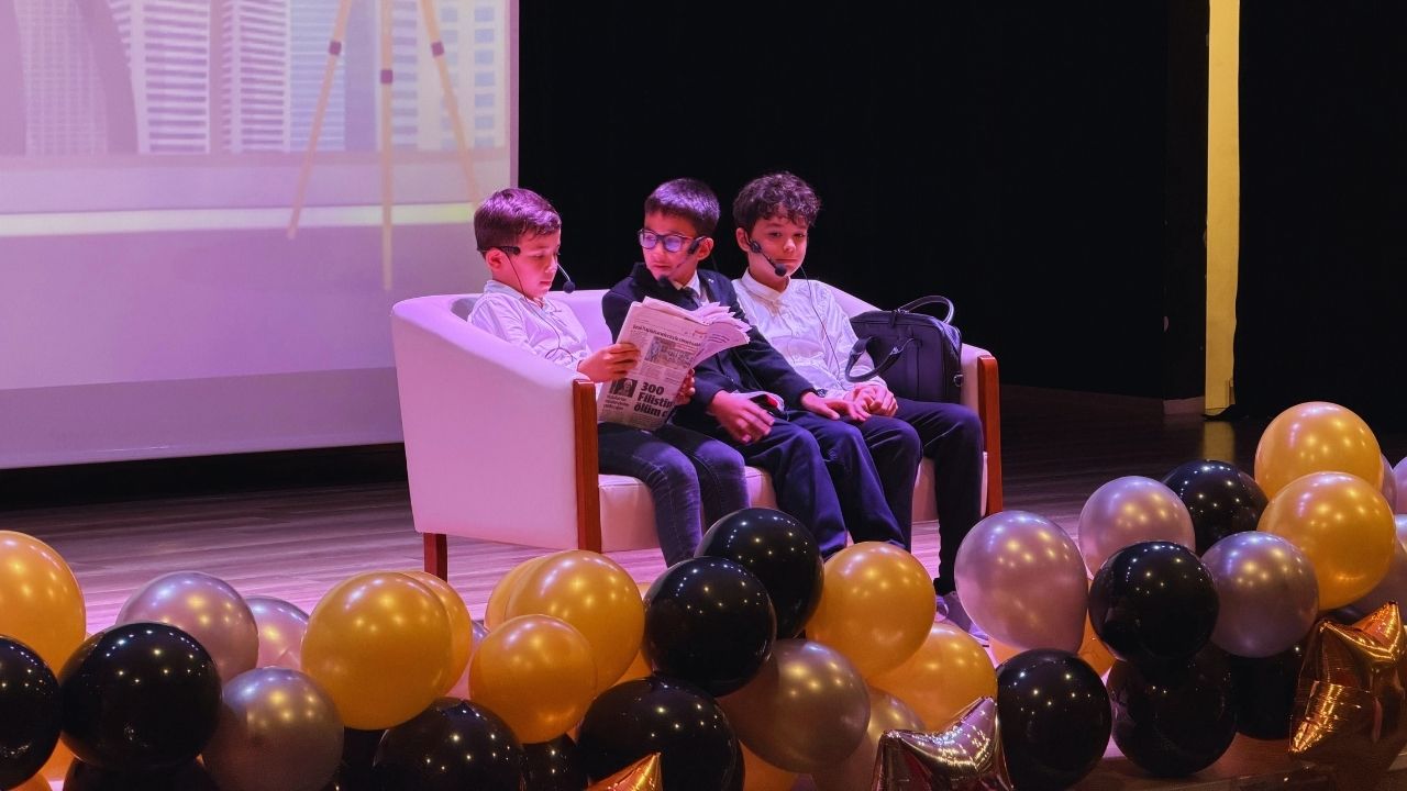Yabancı Dilde Drama Show Sahnesi